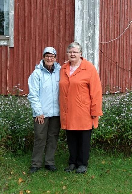 Arja with cousin's wife who now lives in Rnta-Valkama house