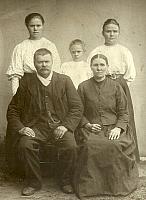This is Grandma (Kivistö) Hakanen's parents with Grandma's sisters the one on the right is the grandmother of our cousins